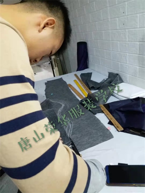 唐山哪里可以學服裝裁剪? 唐山哪里可以學服裝裁剪?